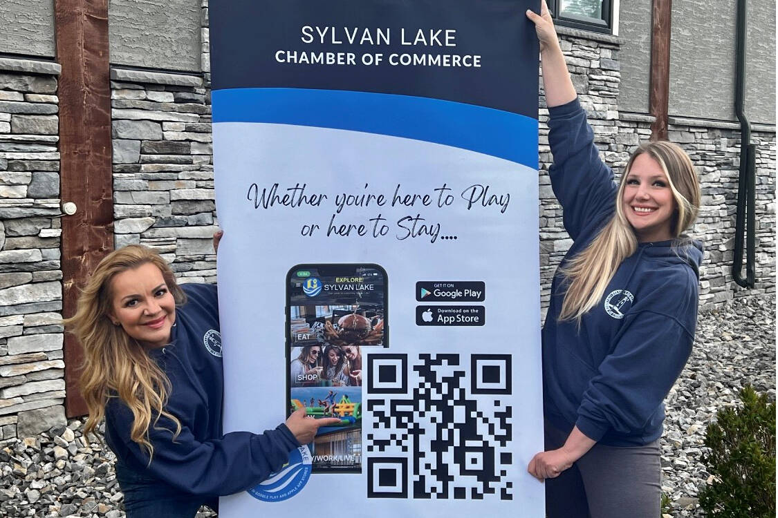 Sylvan Lake Chamber of Commerce coordinators spread the word about the Holiday Hustle scavenger hunt – download the Explore Sylvan Lake app to take part!
